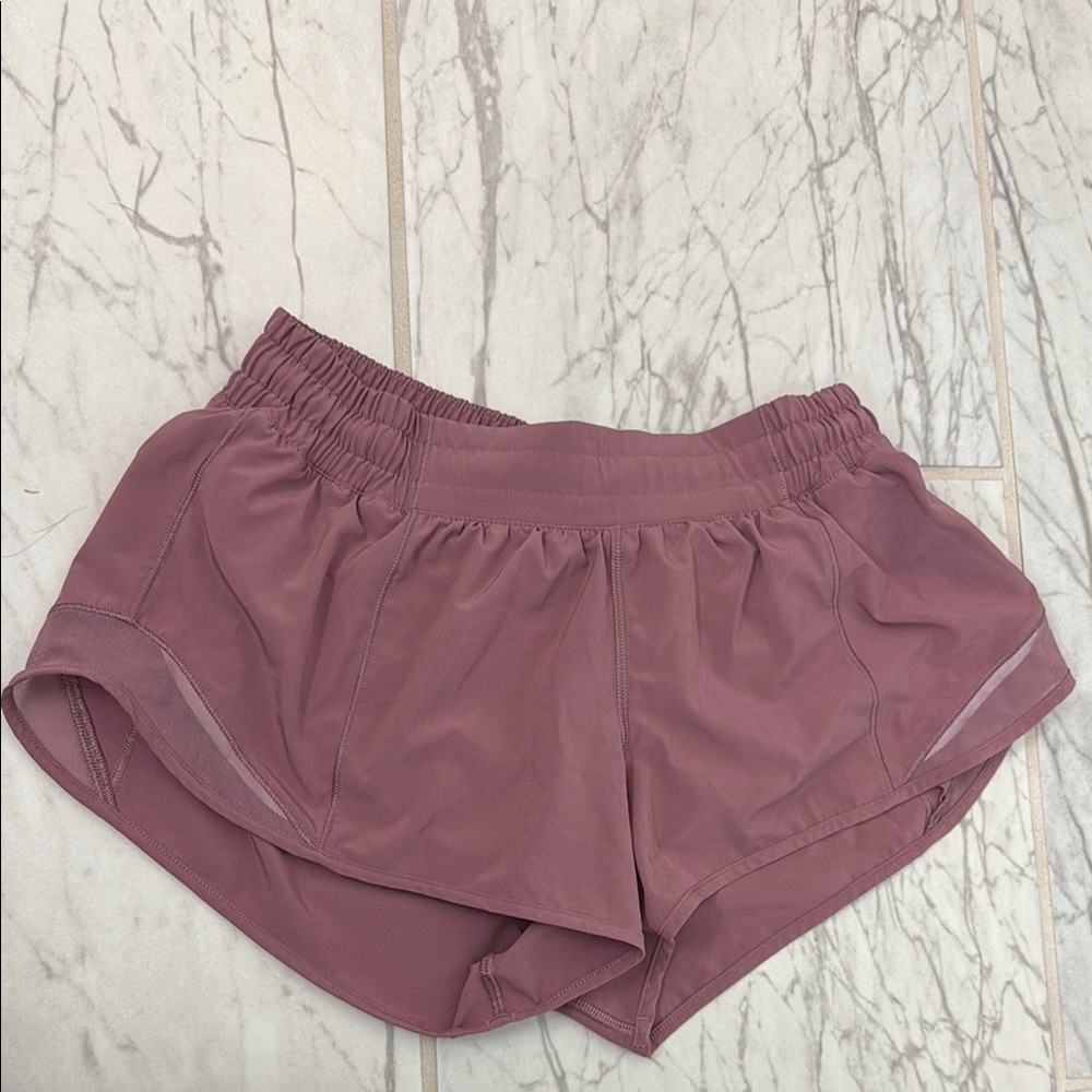 Lululemon hotty hot low rise 2.5 shorts
